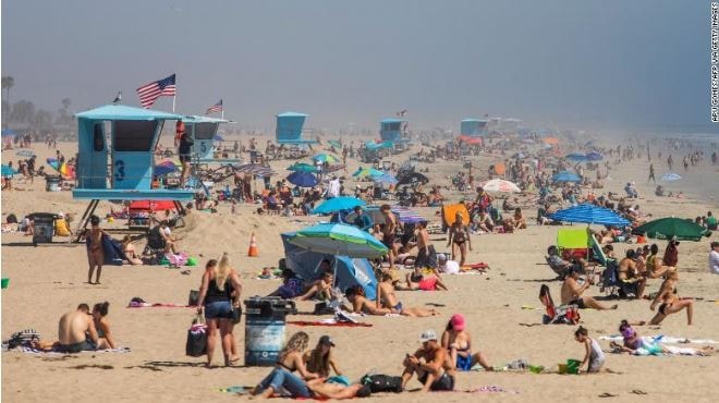 Bãi biển ở Nam California chật kín người giữa mùa dịch COVID-19. Ảnh: CNN
