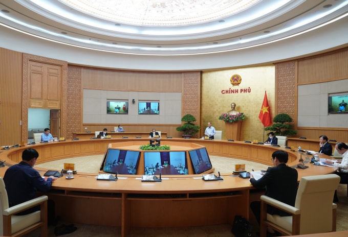 Thủ tướng Nguyễn Xuân Phúc chủ trì họp Thường trực Chính phủ nghe báo cáo của Ban Chỉ đạo quốc gia về phòng chống dịch Covid-19 chiều 28/4. Ảnh Báo Chính Phủ.