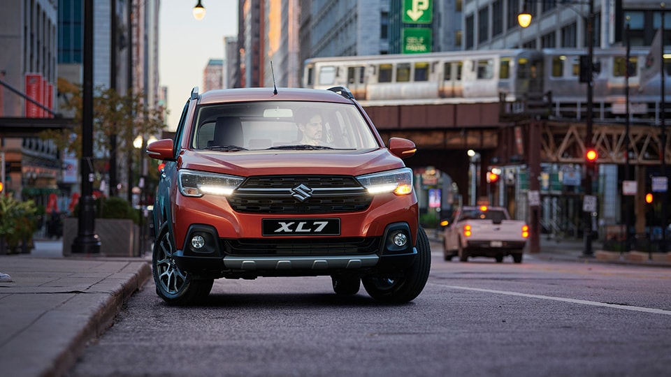 Phần đầu xe với thiết kế mạch lạc, vuông vắn.
