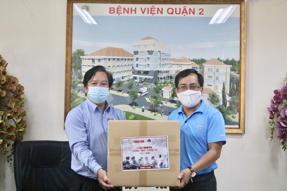 Ông Dương Thanh Dân - đại diện Ban công tác xã hội báo Tuổi Trẻ trao quà từ bạn đọc đến Bệnh viện quận 2 - Ảnh: Thu Hiến