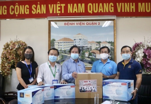Báo Tuổi Trẻ cùng Tập đoàn Sen Group trao nhiều trang thiết bị y tế cho Bệnh viện quận 2 - Ảnh: Thu Hiến