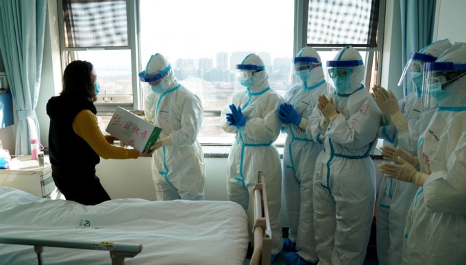 Một bệnh nhân khỏi bệnh tặng quà cho các bác sỹ và y tá tại Vũ Hán