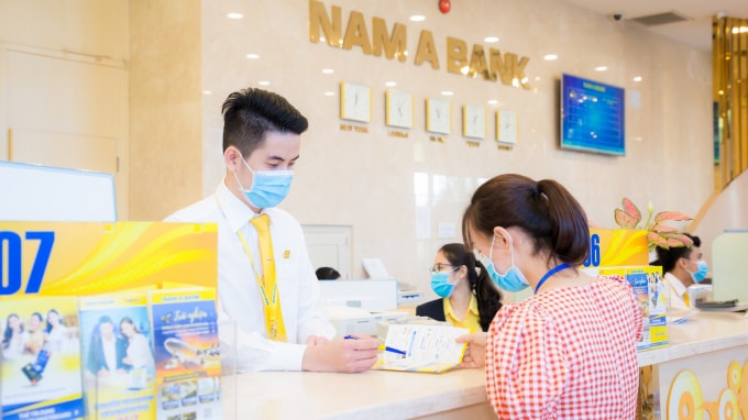 Khách hàng giao dịch tại Nam A Bank.