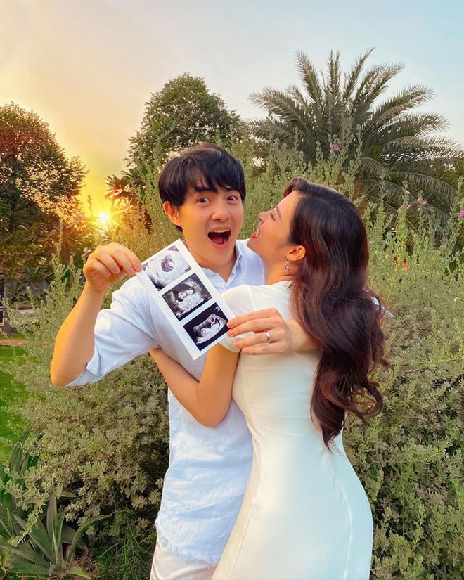 Bức hình Ông Cao Thắng cầm bức ảnh siêu âm con và ôm vợ tình cảm được Đông Nhi chia sẻ.