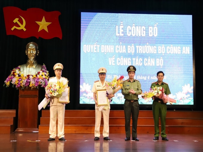 Thượng tá Trần Xuân Ánh - Cục phó Cục Tổ chức cán bộ - Bộ công an thừa ủy quyền của Bộ trưởng BCA trao quyết định cho 2 tân Phó giám đốc Công an Hà Tĩnh