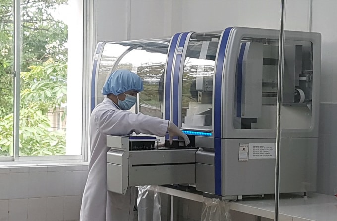 Một chiếc máy xét nghiệm COVID-19 được các doanh nhân mua tặng chỉ có giá hơn 2 tỷ đồng nhưng tại các tỉnh giá trị đã được đẩy lên gấp nhiều lần qua hình thức mua sắm là chỉ định thầu.