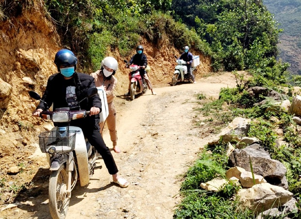 Lực lượng tiếp tế vận chuyển nhu yếu phẩm hỗ trợ thôn Pín Tủng, trong những ngày phong tỏa. Ảnh Duy Tuấn