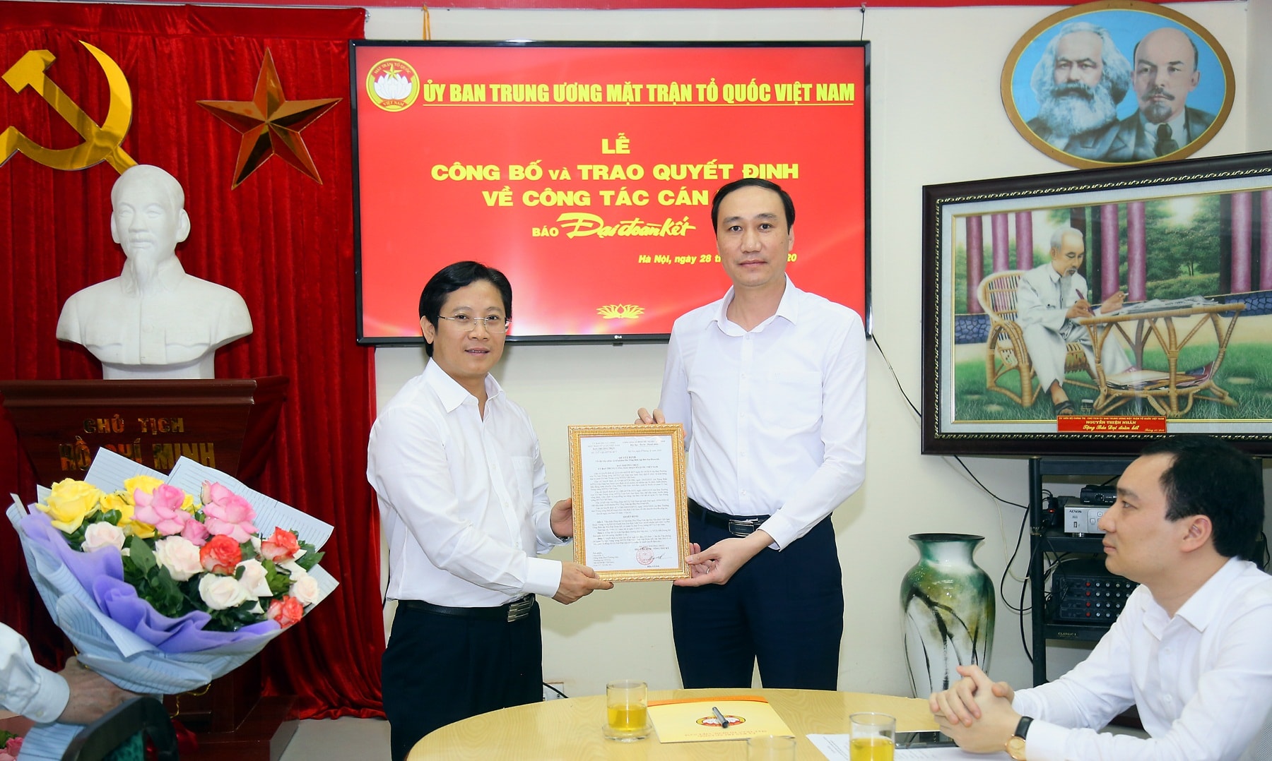Phó Chủ tịch Phùng Khánh Tài trao Quyết định cho tân Phó Tổng biên tập báo Đại Đoàn Kết Lê Anh Đạt. Ảnh Kỳ Anh