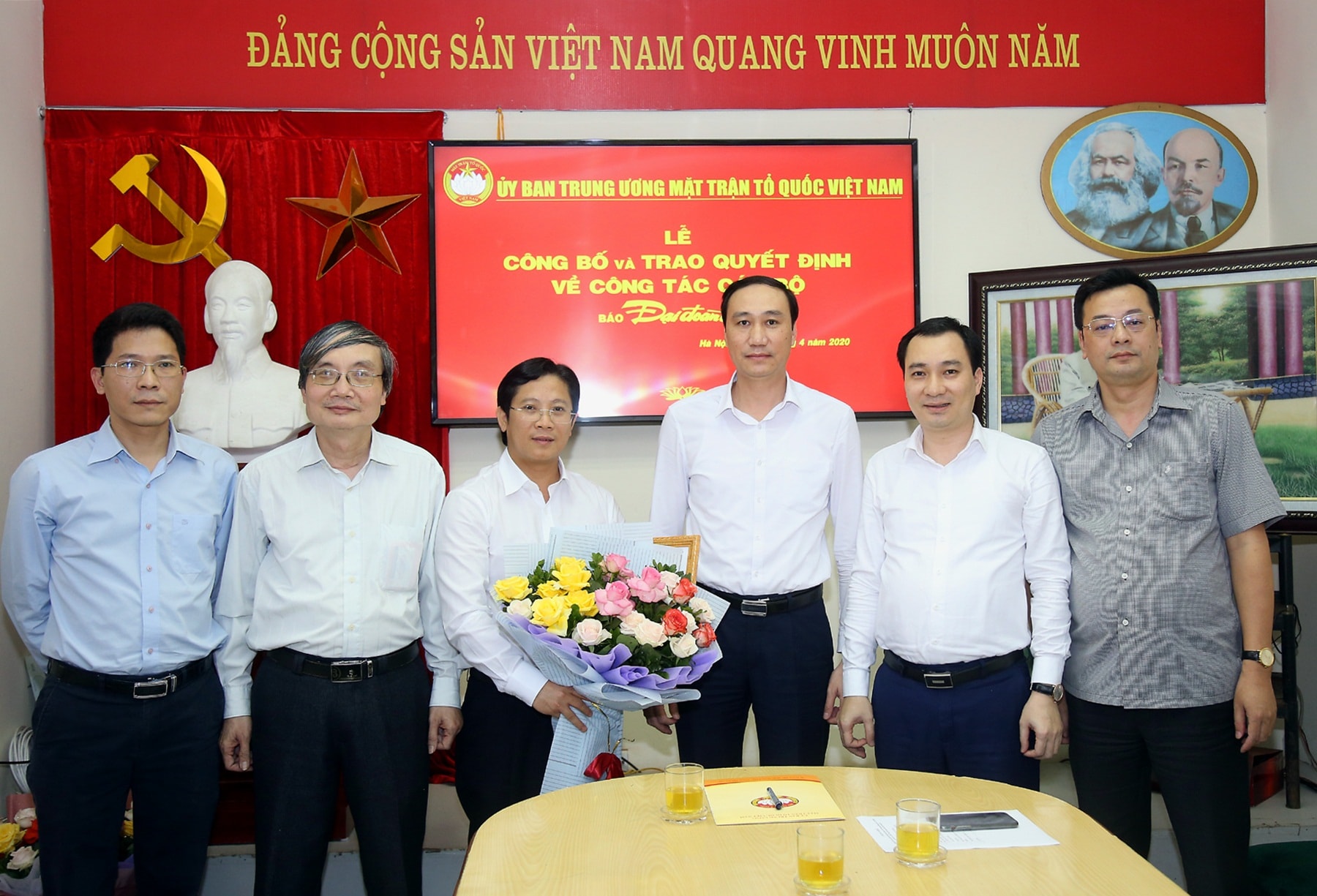 Lãnh đạo UBTW MTTQ Việt Nam cùng các đồng nghiệp chúc mừng tân Phó Tổng biên tập Lê Anh Đạt. Ảnh Kỳ Anh. Ảnh Kỳ Anh