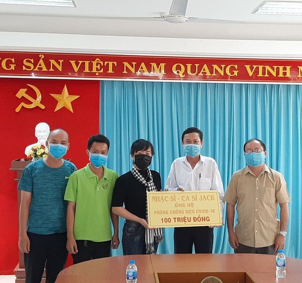 Mẹ Jack thay mặt nam ca sĩ ủng hộ 100 triệu.