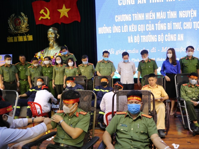Ban Giám đốc Công an Hà Tĩnh, lãnh đạo các đơn vị động viên, thăm hỏi các cán bộ, đoàn viên thanh niên tham gia hiến máu
