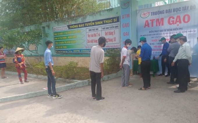 Trong buổi sáng đầu tiên, ATM gạo trước cổng Trường ĐH Tây Đô đã phát cho hơn 100 sinh viên và người dân địa phương khó khăn