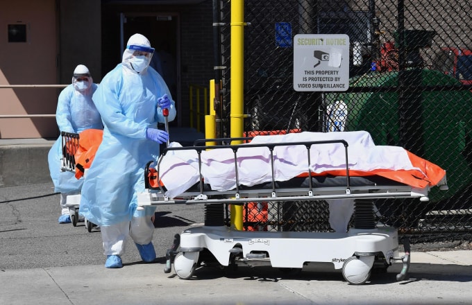 Mỹ mua thêm túi đựng thi thể để dự phòng số người chết vì Covid-19 tăng cao - Ảnh: Reuters