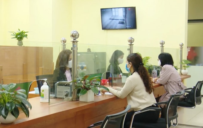 Hằng tháng, NHCSXH chi trả đến người lao động bị ngừng việc qua tài khoản hoặc tại trụ sở NHCSXH nơi cho vay.