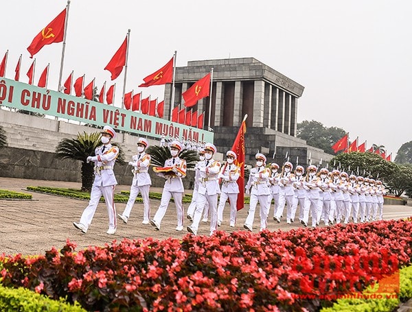 Đoàn nghi lễ thượng cờ nhân kỷ niệm 45 năm thống nhất đất nước diễu hành qua Lăng Chủ tịch Hồ Chí Minh. Ảnh: ANTĐ