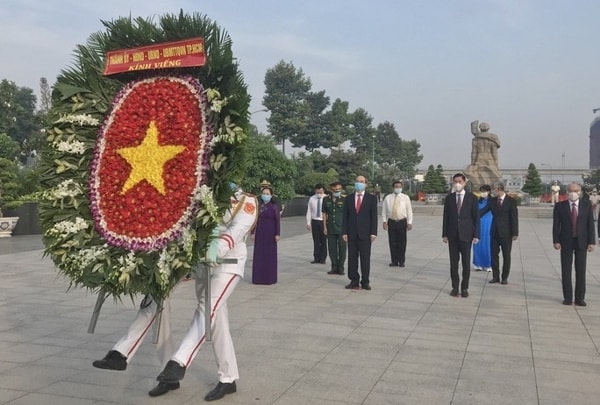 Đoàn lãnh đạo TP.Hồ Chí Minh dâng hoa tưởng niệm các Anh hùng liệt sĩ tại Nghĩa trang Liệt sĩ Thành phố. Ảnh: Báo Lao động