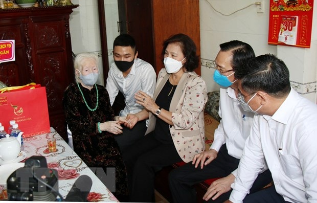Chủ tịch Quốc hội thăm Bà mẹ Việt Nam Anh hùng Nguyễn Thị Cang, có hai người con là liệt sỹ. Ảnh: TTXVN