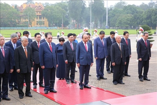 Đoàn đại biểu Lãnh đạo Đảng, Nhà nước đặt vòng hoa và vào Lăng viếng Chủ tịch Hồ Chí Minh. Ảnh: TTXVN