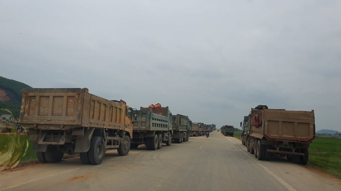Xe chở đất, đá chở quá khổ, quá tải trên dọc tuyến đường Sao Vàng - Nghi Sơn