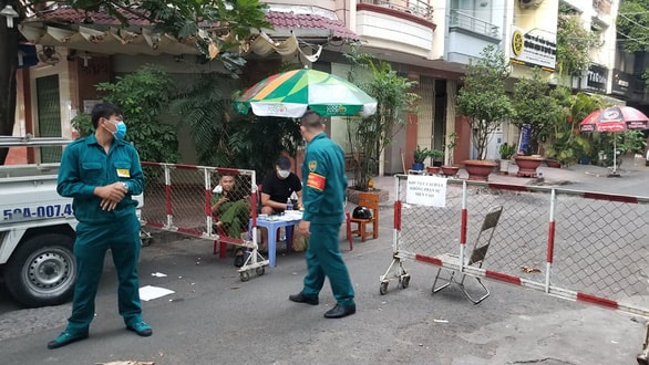 Chung cư nơi bệnh nhân số 92 sinh sống được phong tỏa để lấy mẫu xét nghiệm vào chiều tối ngày 30/4. Ảnh TL.
