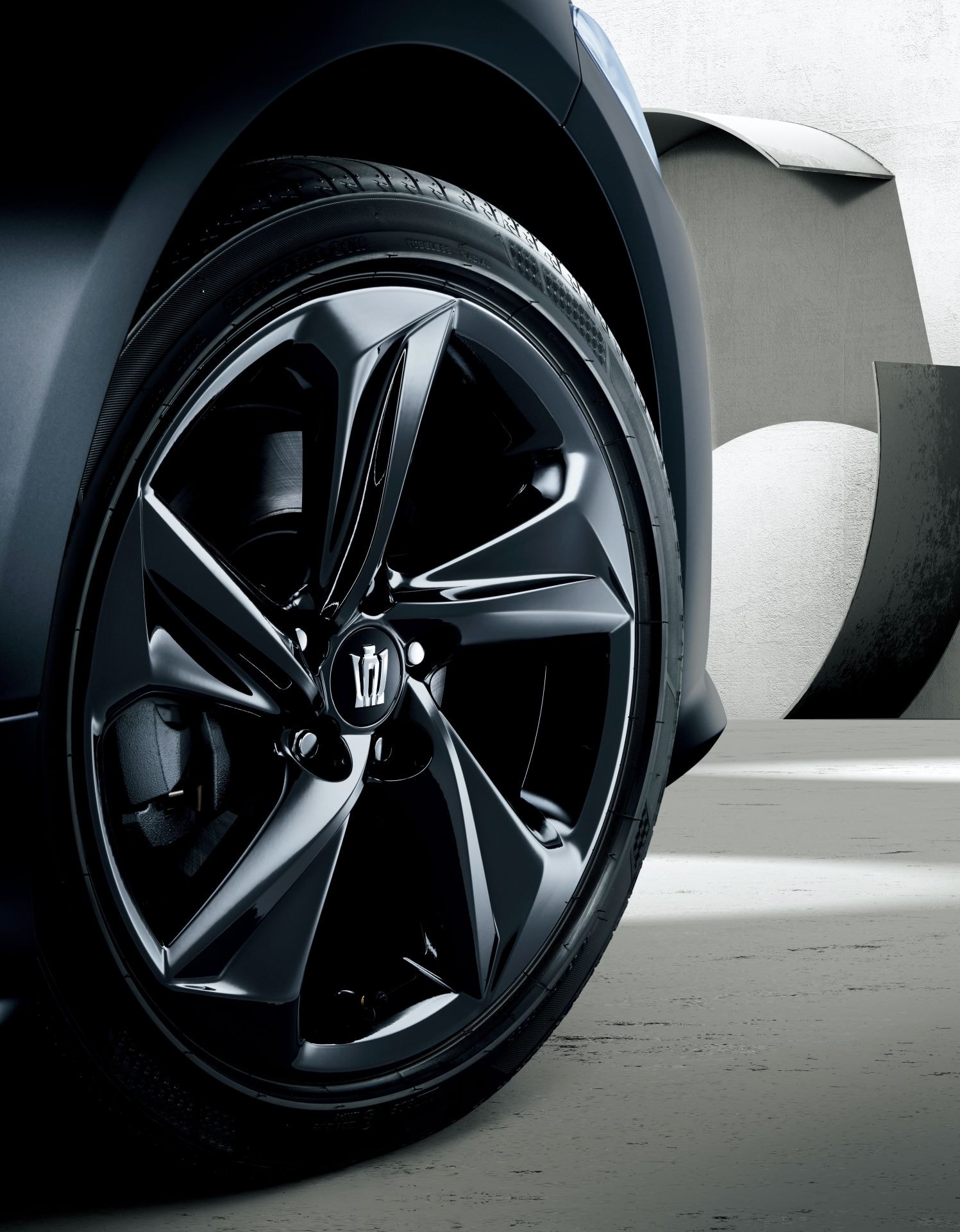 Mâm xe màu đen trên Toyota Crown Sport Style. Ảnh: Carscoops