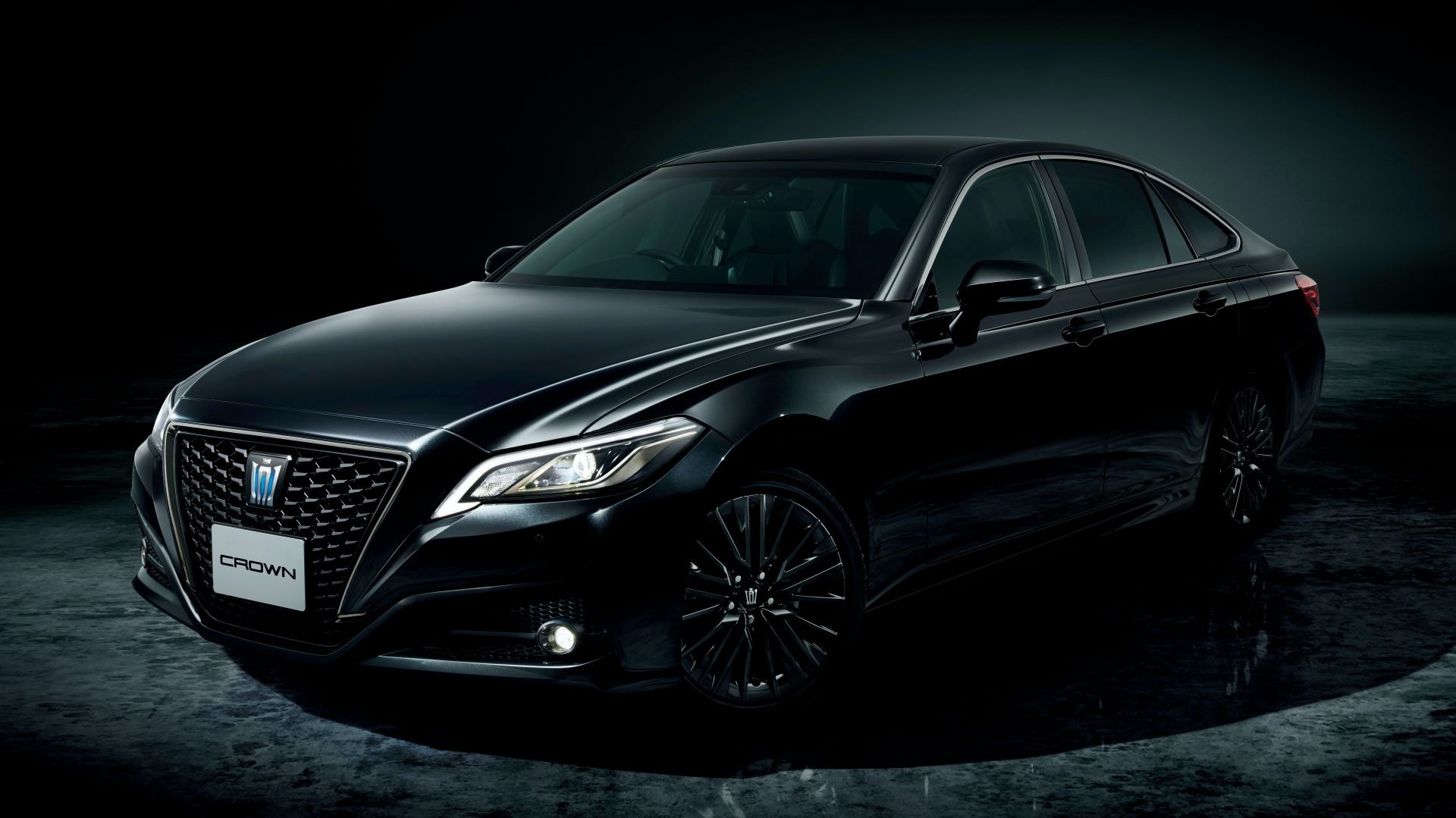 Toyota Crown Limited với màu đen chủ đạo. Ảnh: Carscoops