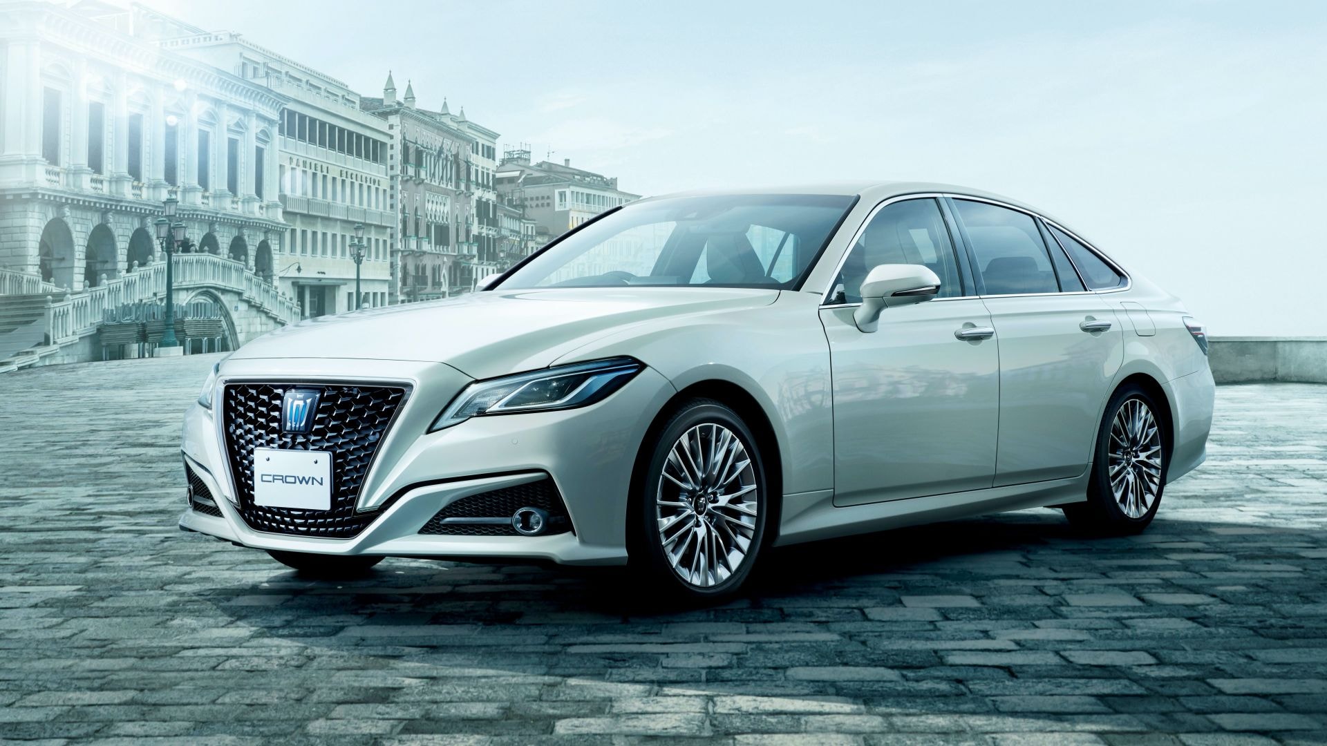 Toyota Crown Elegance Style II với phong cách lịch lãm. Ảnh: Carscoops