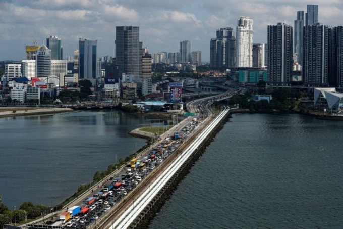 Khoảng 300.000 người sử dụng con đường này mỗi ngày, hầu hết là người Malaysia đi làm ở Singapore. Ảnh: Reuters.