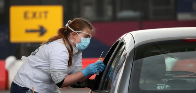 Một trạm xét nghiệm nhanh Covid-19 tại London, Anh. Ảnh: Reuters