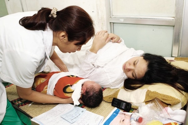 Ở những địa phương có mức sinh thấp, Chính phủ sẽ mở rộng thực hiện các chính sách hỗ trợ cặp vợ chồng sinh con. Ảnh minh họa