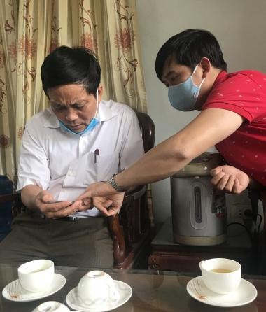 Ông Trịnh Duy Sở (bên trái), Chủ tịch UBND xã Thiệu Công xác nhận 02 tháng cán bộ xã và 10 cán bộ hưu trí không được nhận lương. Ảnh: Quang Duy