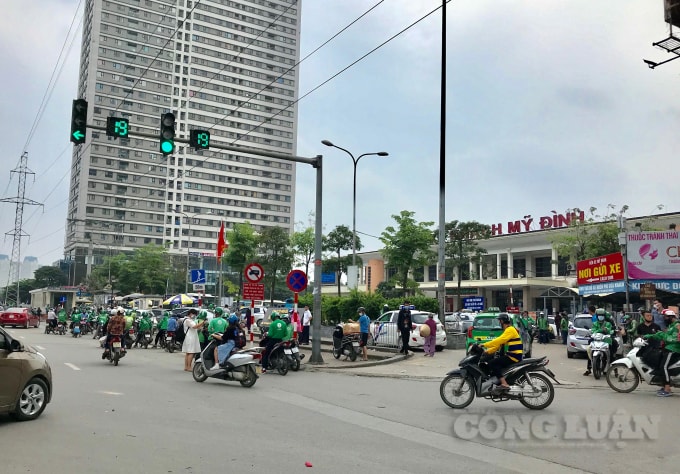 Xe ôm công nghệ tập trung dày đặc trước cổng bến xe Mỹ Đình