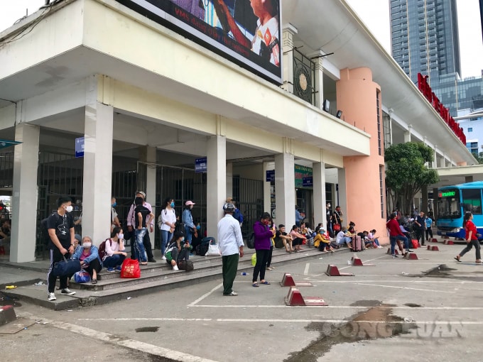 Rất đông người dân từ các tỉnh trở lại Thủ đô làm việc sau kỳ nghỉ lễ 30/4 - 1/5 tại bến xe Mỹ Đình