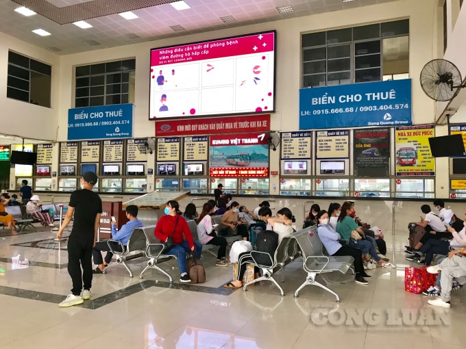 Khu vực sảnh chính bến xe Mỹ Đình tập trung đông hành khách