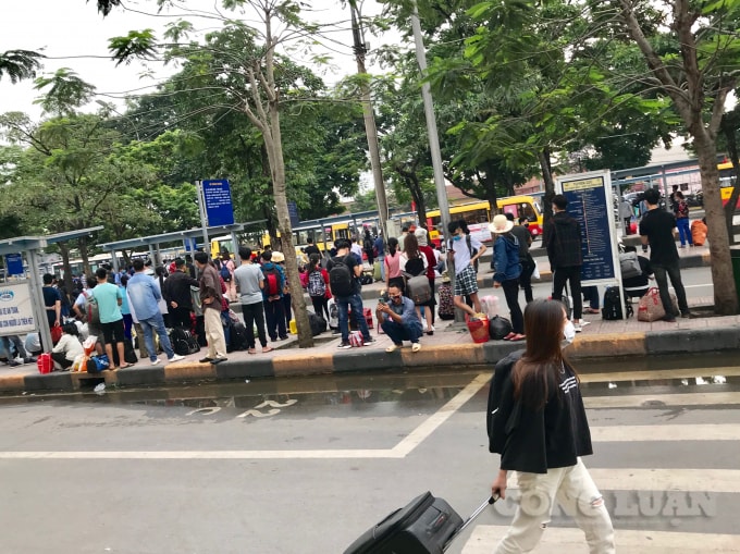Khu vực chờ xe buýt tại bến xe Giáp Bát đông đặc người