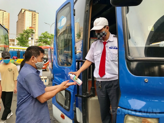 Hành khách được yêu cầu rửa tay sát khuẩn trước khi lên xe
