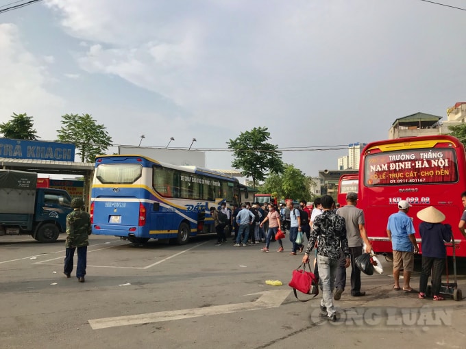 Rất đông sinh viên hối hả trở lại Thủ đô học tập