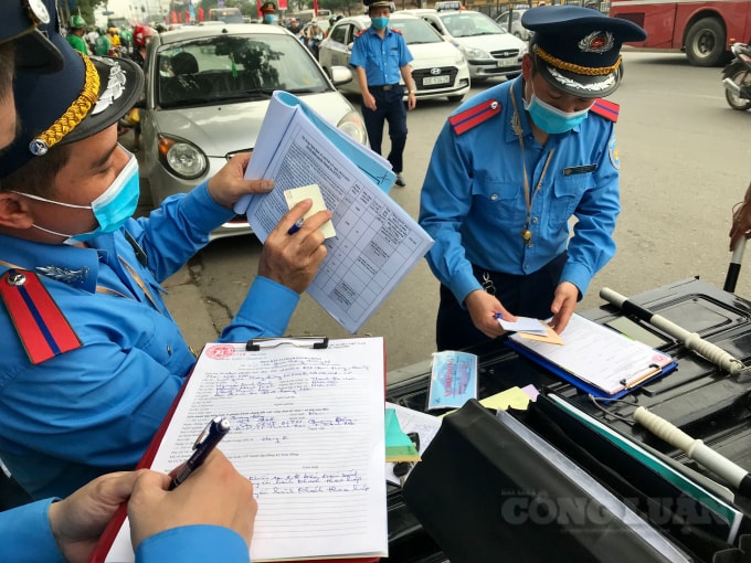 Lực lượng chức năng lập biên bản xử lý phương tiện vi phạm
