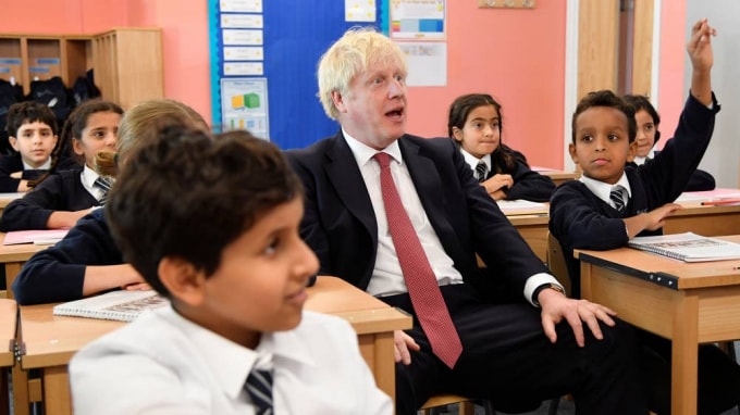 Thủ tướng Anh Boris Johnson tham dự một lớp học tại Anh. Sắp tới ông sẽ ký quyết định để các trường Tiểu học mở cửa trở lại vào ngày 1/6