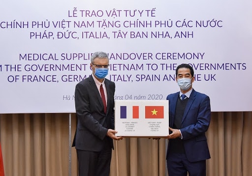 Việt Nam tặng Pháp vật tư y tế phòng chống dịch COVID-19.