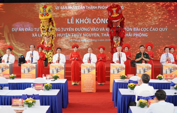 Thủ tướng Nguyễn Xuân Phúc và các đại biểu thực hiện nghi thức khởi công dự án.