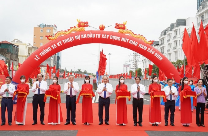 Thủ tướng Nguyễn Xuân Phúc cắt băng khánh thành dự án.