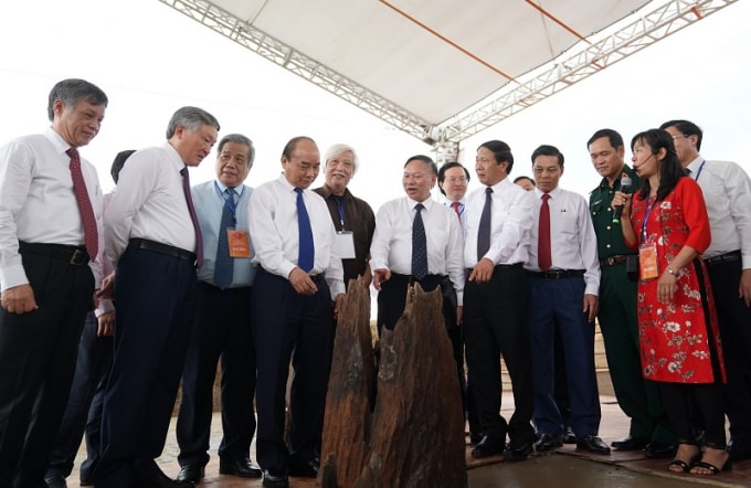 Thủ tướng Nguyễn Xuân Phúc cùng các đại biểu đi tham quan bãi cọc Cao Quỳ.