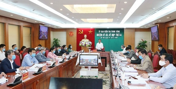 Đồng chí Trần Cẩm Tú, Bí thư Trung ương Đảng, Chủ nhiệm Ủy ban Kiểm tra Trung ương chủ trì kỳ họp.