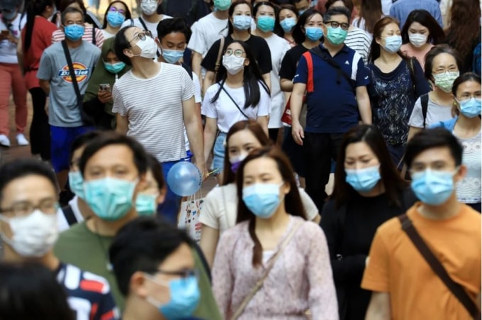 Hàng triệu người dân Hồng Kông được phát miễn phí khẩu trang có thể tái sử dụng 60 lần. Ảnh: May Tse/SCMP