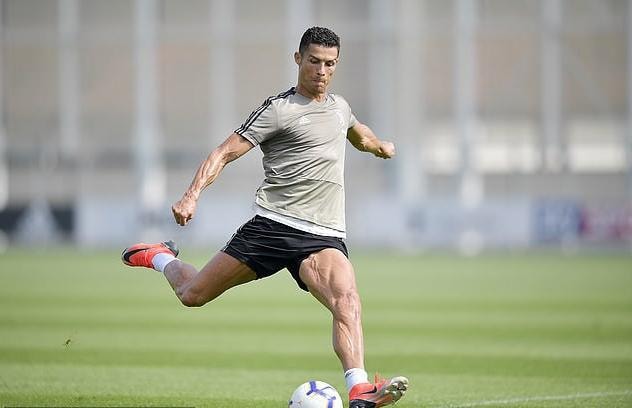Siêu sao Cristiano Ronaldo gặp sự cố chưa thể quay lại hội quân cùng Juventus. Ảnh: Getty