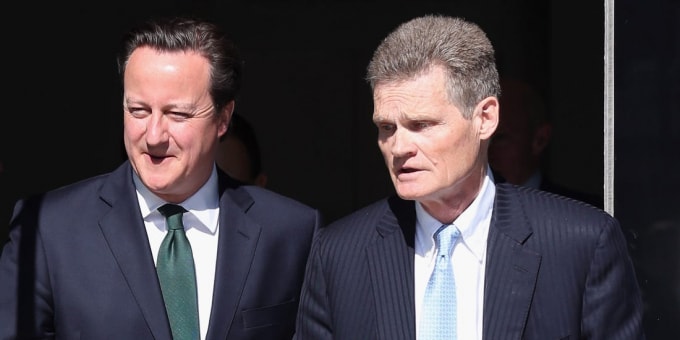 Giáo sư John Bell (phải) và cựu Thủ tướng Anh David Cameron. Ảnh: BI