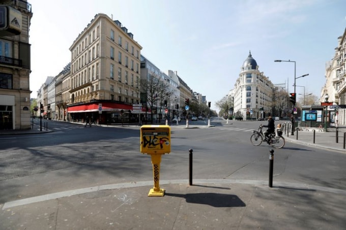 Thành phố Paris vắng vẻ giữa lệnh cách ly. Ảnh: Reuters