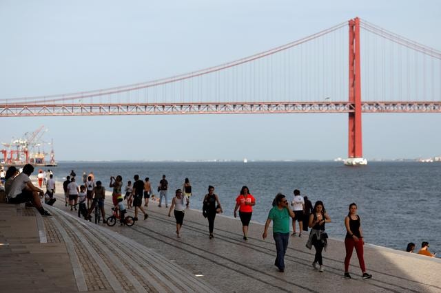 Nhiều người dân ra ngoài tập thể dục ở Lisbon, Bồ Đào Nha. Ảnh: Reuters