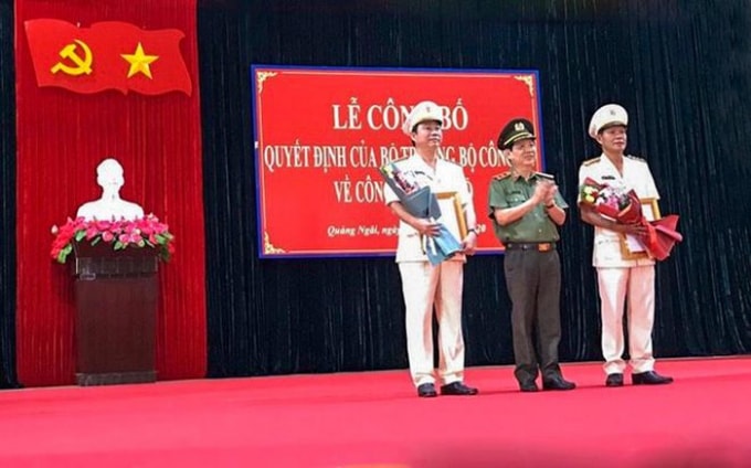 Trung tướng Nguyễn Văn Sơn - Thứ trưởng Bộ Công an trao quyết định bổ nhiệm chức vụ đến Đại tá Phan Công Bình (trái) và Đại tá Nguyễn Thanh Trang. Ảnh: CAND.